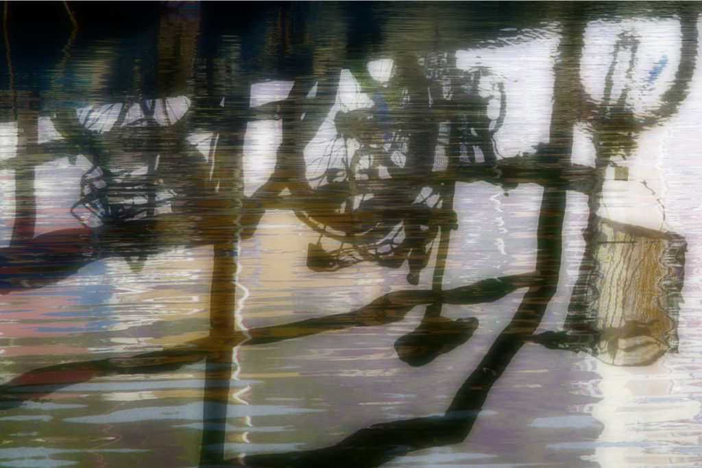 Le Vélo de Roch Reflets canal du Grau du roi Nina Aragon Créatrice d'image Photo d'Art